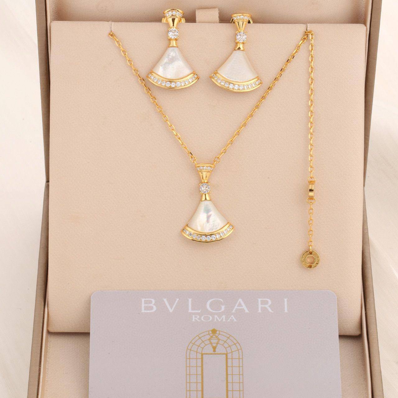 Bvlgari set 🌺
Necklace 
Earrings 

Master quality 💐
110 dhs🪙
normal box 📦

Zain48
♥️♥️♥️
