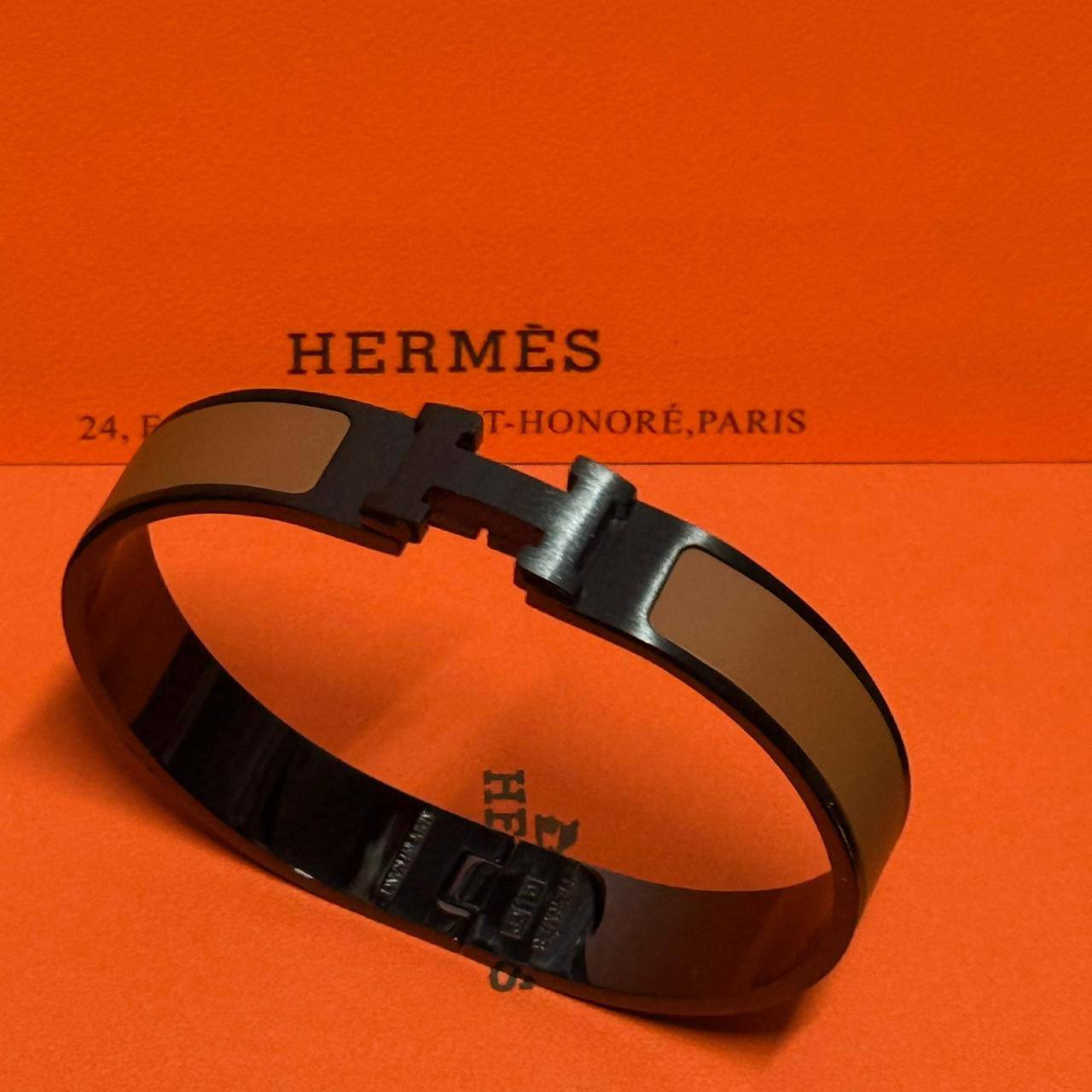 Hermes ❤️‍🔥*
Bangle ✨
Master quality 💯
Size 17,19,21
With normal boxes 📦 
55 dhs❤️
With master box 🗃️ 
65 dhs❤️

Zain216
♥️♥️♥️