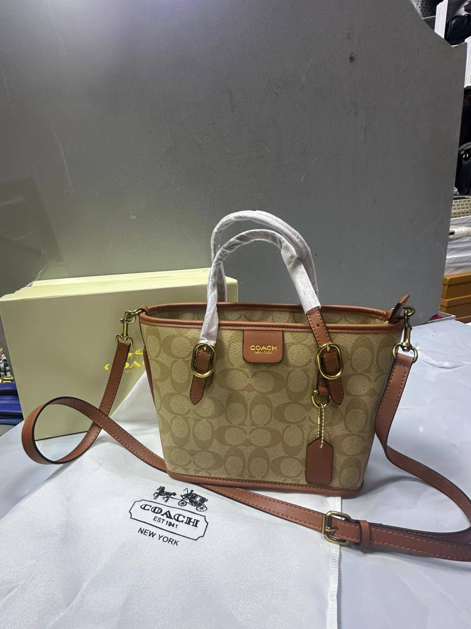 Coach

With box  
🎁🎁🎁

High quality 
95 dhs🪙🌨️

Zain50
♥️♥️♥️