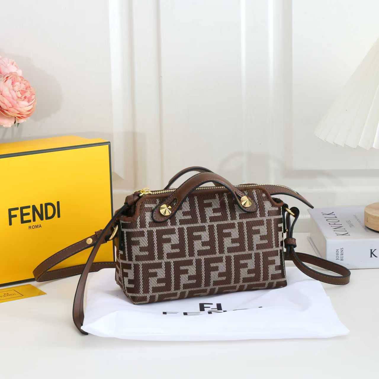 Fendi
100 dhs💓
SIZE：22cm
Good-quality 

with box
🎁🎁🎁

Zain35
♥️♥️♥️