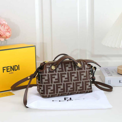Fendi
100 dhs💓
SIZE：22cm
Good-quality 

with box
🎁🎁🎁

Zain35
♥️♥️♥️