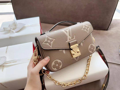 LV 
Master💓💓
💼 21CM 
260 dhs🇦🇪🇦🇪
WITH BOX 

Zain131
♥️♥️♥️