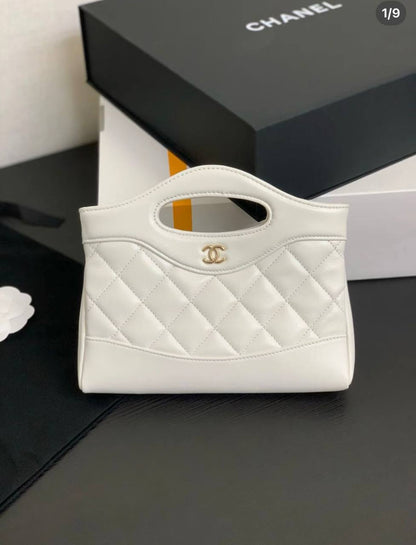 Chanel 
good quality, 
comes with box, 🎁🎁🎁
size... 21*15 cm
100 dhs✅

Zain12
♥️♥️♥️