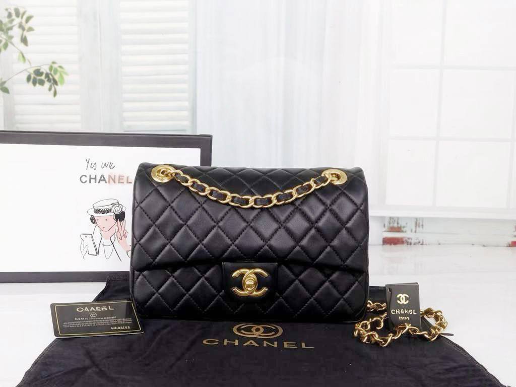 CHANEL 

NEW CAME GOOD QUALITY 
WITH BOX 
🎁🎁🎁

120 dhs👑
Size:25cm

Zain39
♥️♥️♥️