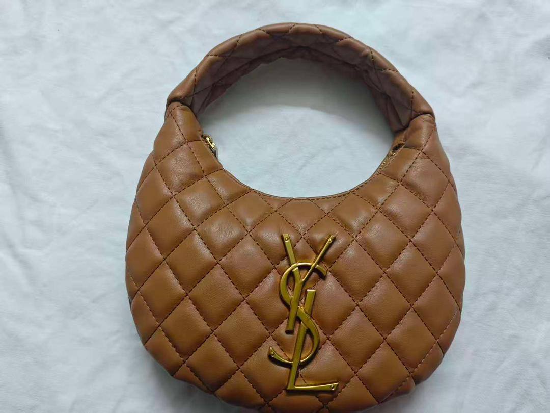 Ysl

85 dhs❣️

with box
🎁🎁🎁

size 25×4×27cm

Zain42
♥️♥️♥️