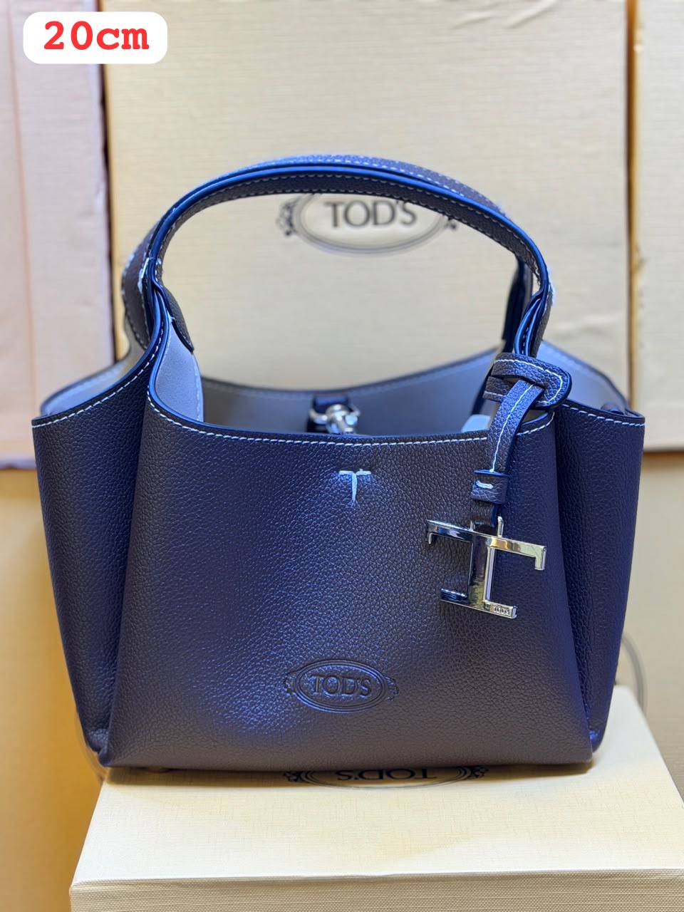 TODS
20cm✨👆🏾
with box 
95 dhs💓

Zain168
♥️♥️♥️