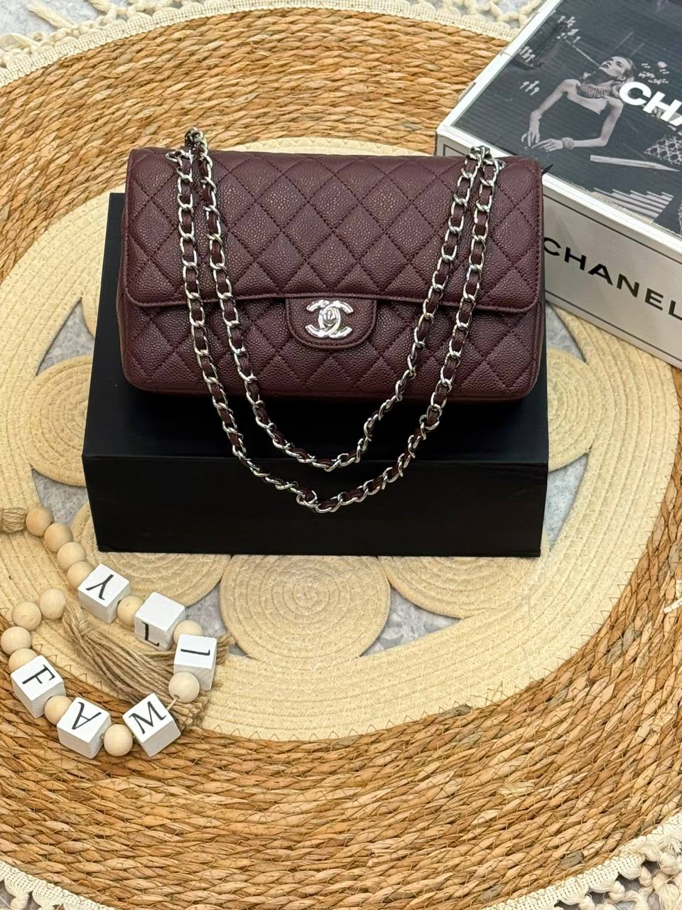 Chanel 
Master ❣️❣️
25Cm With Box 💼
Caviar Silver&Gold Hardware 
250 dhs🇦🇪🇦🇪

Zain131
♥️♥️♥️