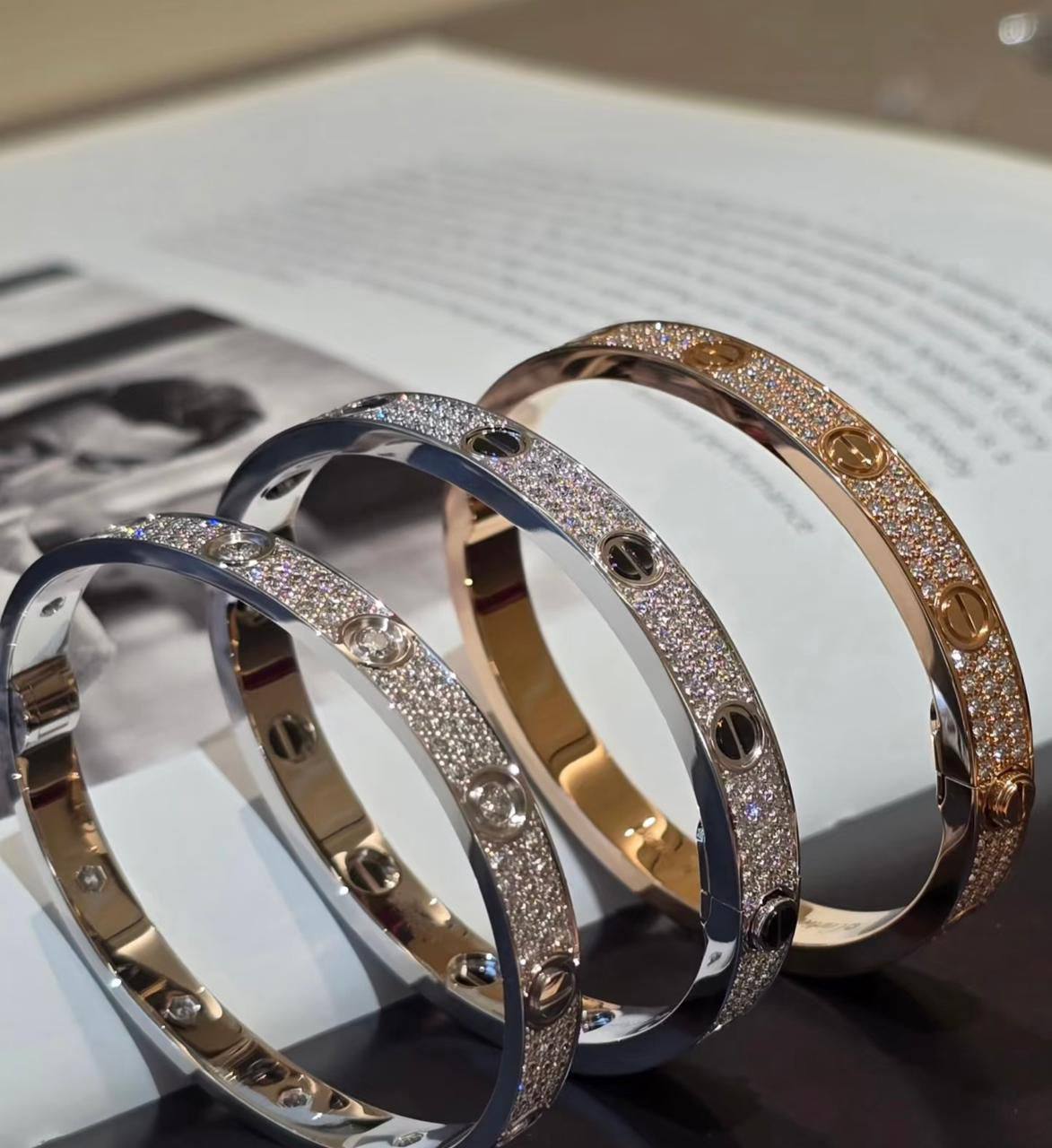 Cartier 💥*
Bangle 🍁
Master quality 💯
Size available 16,17,18,19
With normal boxes 📦 
85 dhs🪙🌨️
With master box 🗃️ 
130 dhs🪙🌨️

Zain216
♥️♥️♥️