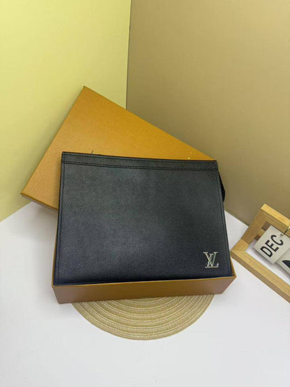 Pouch
60 dhs🪙
with box
🎁🎁🎁

size 27×5×21cm

Zain42
♥️♥️♥️