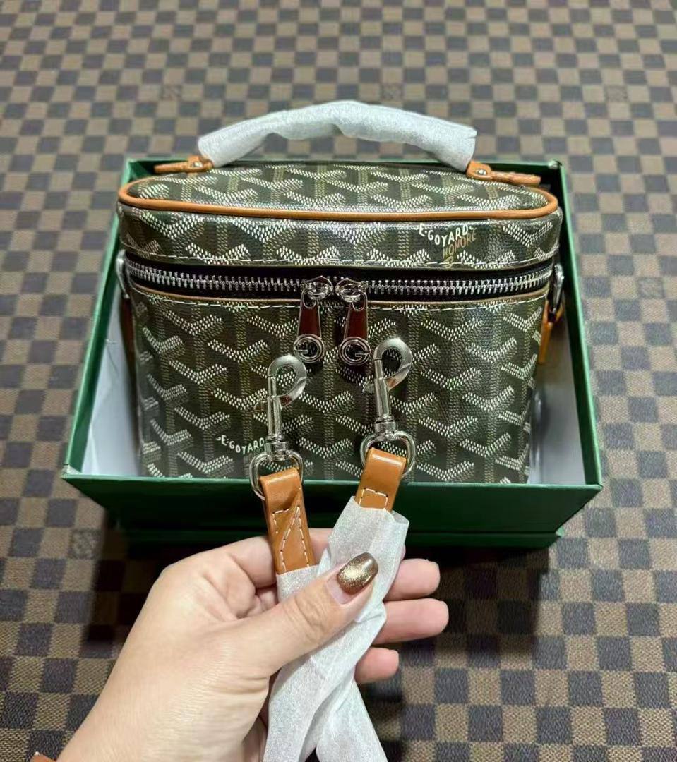 Goyard
95 dhs🇦🇪🇦🇪
with box
size 18cm

Zain26
♥️♥️♥️
