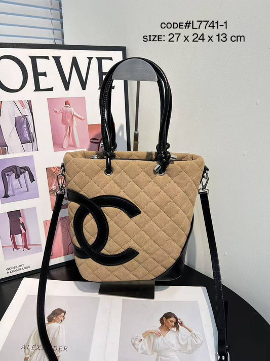 CHANEL ᴄᴀᴍʙᴏɴ
ᴘᴇᴛɪᴛᴇ sʜᴏᴘᴘɪɴɢ ʙᴀɢ
sᴜᴀᴅᴇ ᴍᴀᴛᴇʀɪᴀʟ
sɪʟᴠᴇʀ ʜᴀʀᴅᴡᴀʀᴇ
ᴡɪᴛʜ ʟᴏɴɢ ʙᴇʟᴛ sᴛʀᴀᴘ
sɪᴢᴇ: 27 cm

75 dhs🪙🌨️

Zain31
♥️♥️♥️