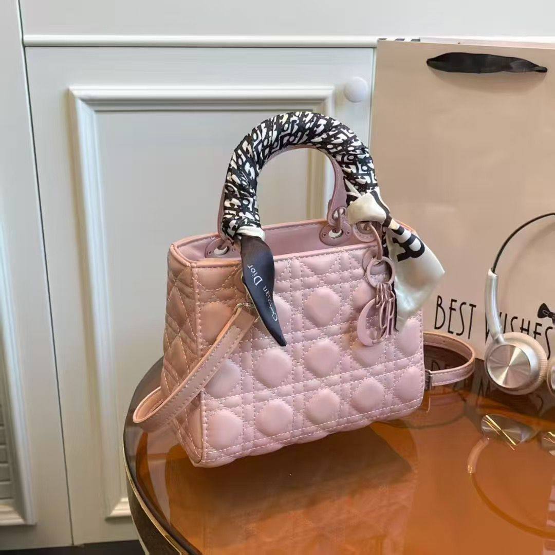 Dior

22cm 

with box 
🎁🎁🎁

90 dhs💓

Zain219
♥️♥️♥️