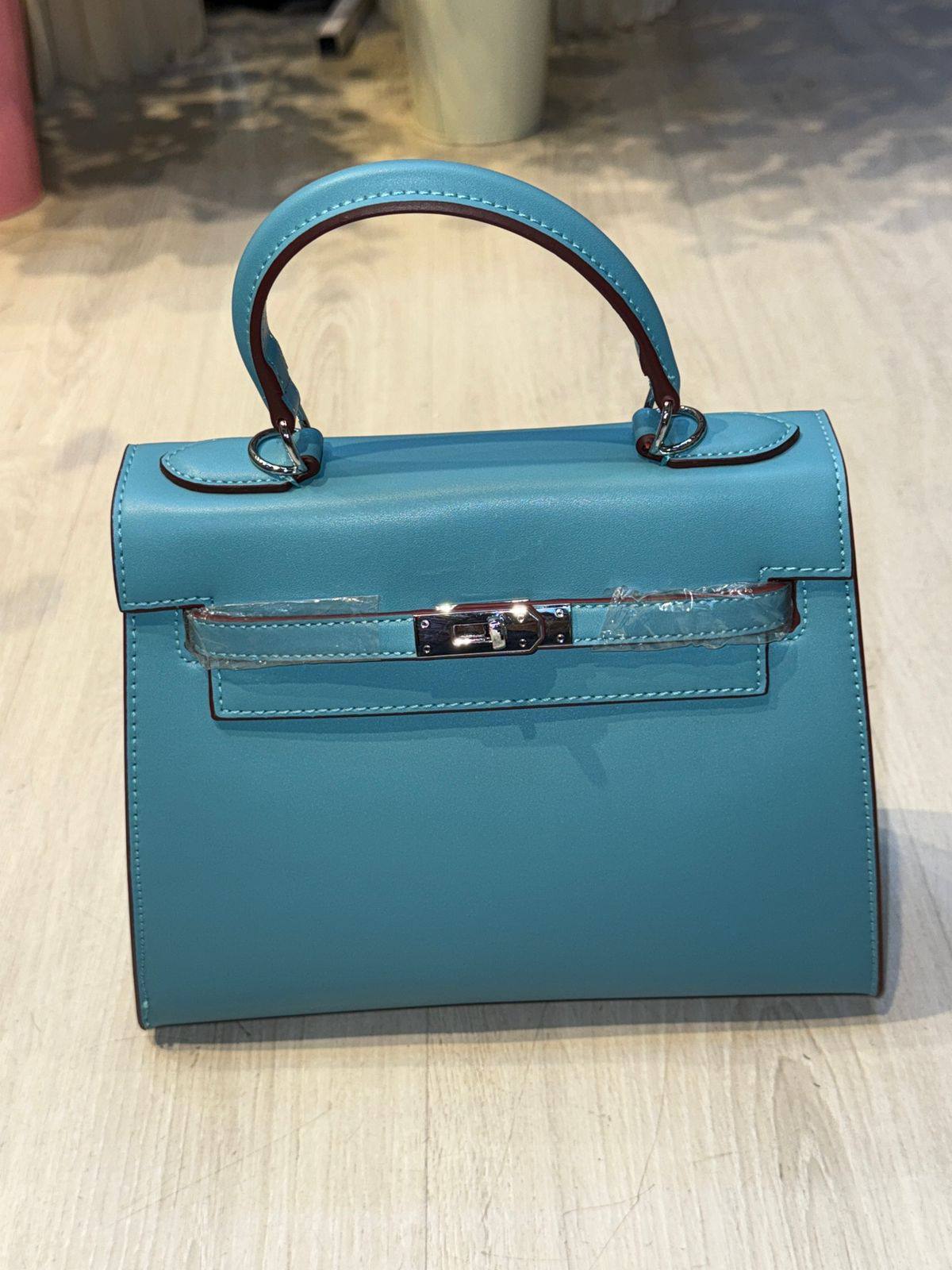 HERMES KELLY 
25cm Silver logo
105 dhs❣️

Zain44
♥️♥️♥️