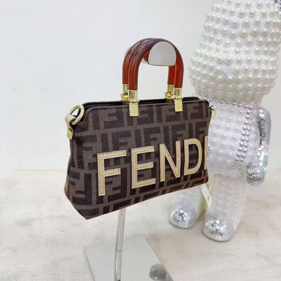 Fendi
23*15*9cm
65 dhs🪙🌨️

Zain17
♥️♥️♥️