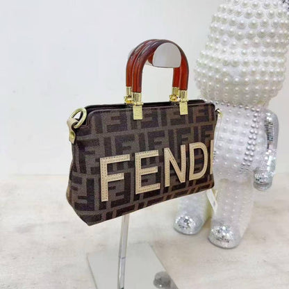 Fendi
23*15*9cm
65 dhs🪙🌨️

Zain17
♥️♥️♥️