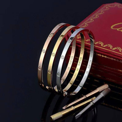 CARTIER BANGLE
60 dhs🇦🇪🇦🇪

WITH BOX AND PAPER BAG 🛍️🎁
THIN CARTIER

Zain89
♥️♥️♥️