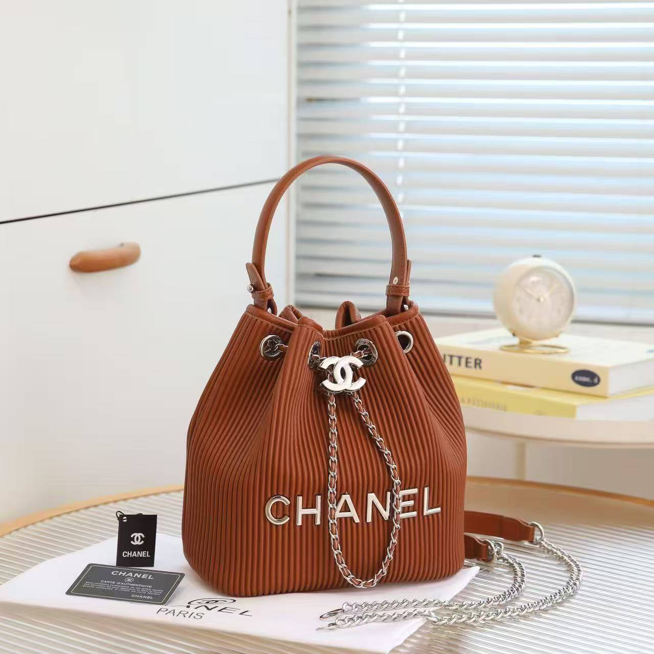 Chanel  
Good quality 
100 dhs✅

Zain232
♥️♥️♥️