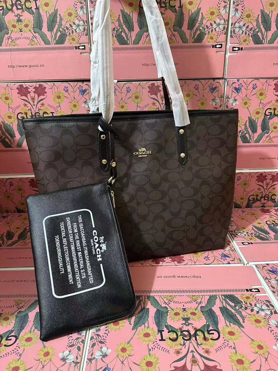 Coach
90 dhs🪙🌨️
size：42cm
Good quality 

with box
🎁🎁🎁

Zain35
Zain26
♥️♥️♥️