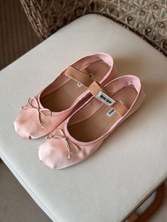 MIU MIU 🤍
🤩Available new 😍😍
Size: 36 to 41
Super master quality
450 dhs✅

Zain198
♥️♥️♥️