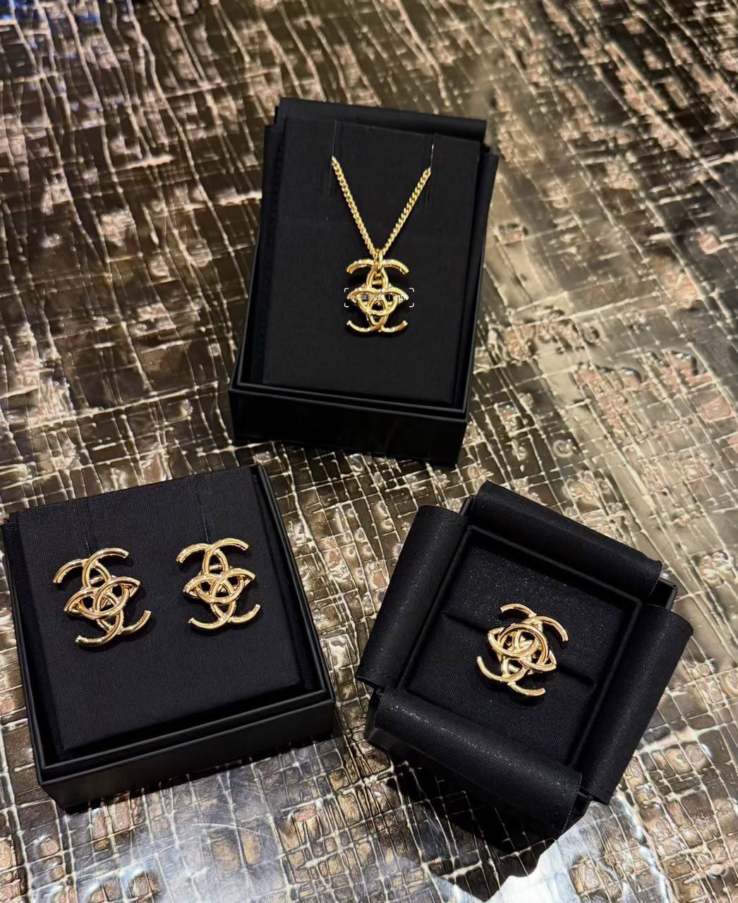 CHANEL 
Necklace 💥
Earring 🦋
Ring 💍 available size👇
6,7,8
Master quality 💯
With normal boxes 🗃️ 
150 dhs🇦🇪🇦🇪

With master box 📦 
170 dhs🇦🇪🇦🇪

Zain216
♥️♥️♥️