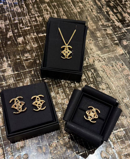 CHANEL 
Necklace 💥
Earring 🦋
Ring 💍 available size👇
6,7,8
Master quality 💯
With normal boxes 🗃️ 
150 dhs🇦🇪🇦🇪

With master box 📦 
170 dhs🇦🇪🇦🇪

Zain216
♥️♥️♥️