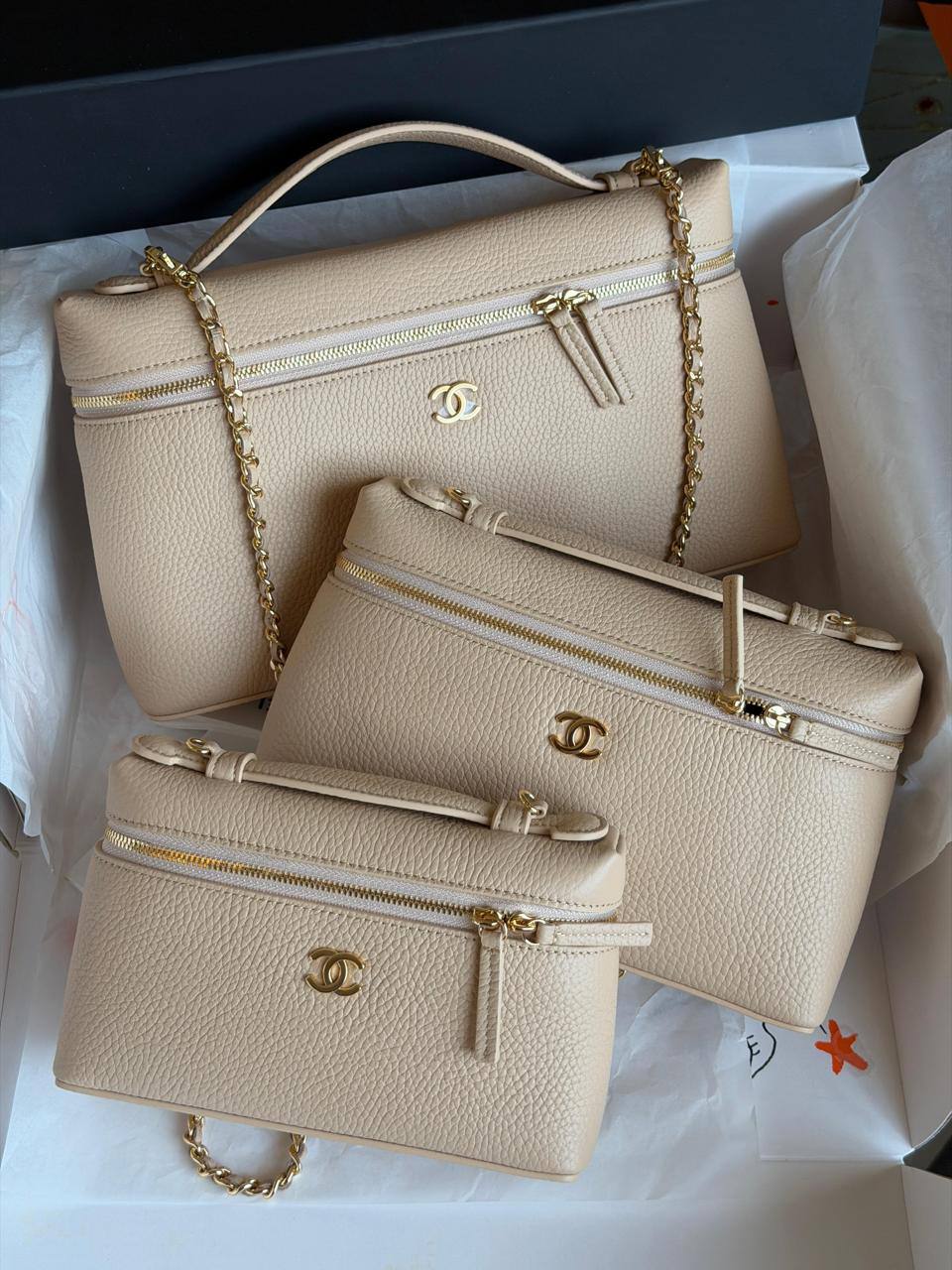 Chanel
 𝐕𝐀𝐍𝐈𝐓𝐘 𝐂𝐀𝐒𝐄 𝐖𝐈𝐓𝐇 𝐂𝐇𝐀𝐈𝐍 𝐒𝐔𝐏𝐄𝐑 𝐌𝐀𝐒𝐓𝐄𝐑 𝐐𝐔𝐀𝐋𝐈𝐓𝐘 
𝐋𝐀𝐑𝐆𝐄 -1300 dhs✅
𝐌𝐞𝐝𝐢𝐮𝐦 - 1250 dhs✅
𝐒𝐦𝐚𝐥𝐥 - 1200 dhs✅

ETAG4
♥️♥️♥️