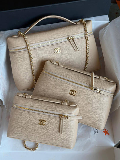Chanel
 𝐕𝐀𝐍𝐈𝐓𝐘 𝐂𝐀𝐒𝐄 𝐖𝐈𝐓𝐇 𝐂𝐇𝐀𝐈𝐍 𝐒𝐔𝐏𝐄𝐑 𝐌𝐀𝐒𝐓𝐄𝐑 𝐐𝐔𝐀𝐋𝐈𝐓𝐘 
𝐋𝐀𝐑𝐆𝐄 -1300 dhs✅
𝐌𝐞𝐝𝐢𝐮𝐦 - 1250 dhs✅
𝐒𝐦𝐚𝐥𝐥 - 1200 dhs✅

ETAG4
♥️♥️♥️