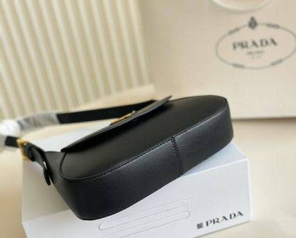 Prada

With box 
🎁🎁🎁

85 dhs❣️

Zain39
♥️♥️♥️