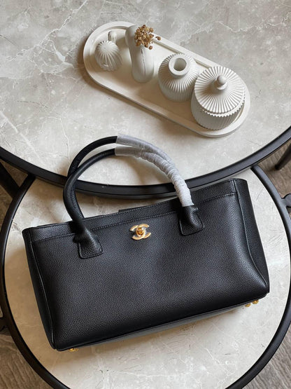 CHANEL✨
Size: 32 and 36 Cm💥
Available original box 📦 
With full packing 🎀🎀
Super high quality 💥💥
For Price 👇 WhatsApp✅
0568585901 
0507557372
0552275751 Owner Zain 👌

Zain283
♥️♥️♥️