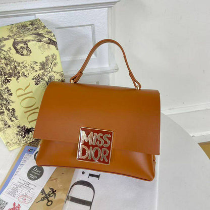 Dior

good Quality bag 

With box 
🎁🎁🎁

90 DHS✅

Zain104
Zain117
♥️♥️♥️