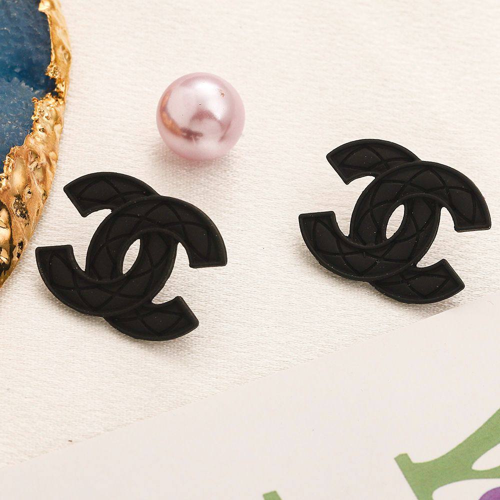 New arrival Chanel Earring 
20 dhs🪙💚/ pair without box 
30 dhs🪙💚 / pair with Chanel box and paper bag

Zain243
♥️♥️♥️