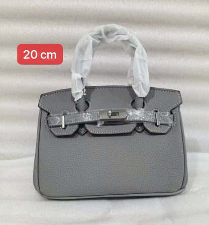 Hermes 
20cm 
With box 
100 dhs🇦🇪🇦🇪

Zain168
♥️♥️♥️