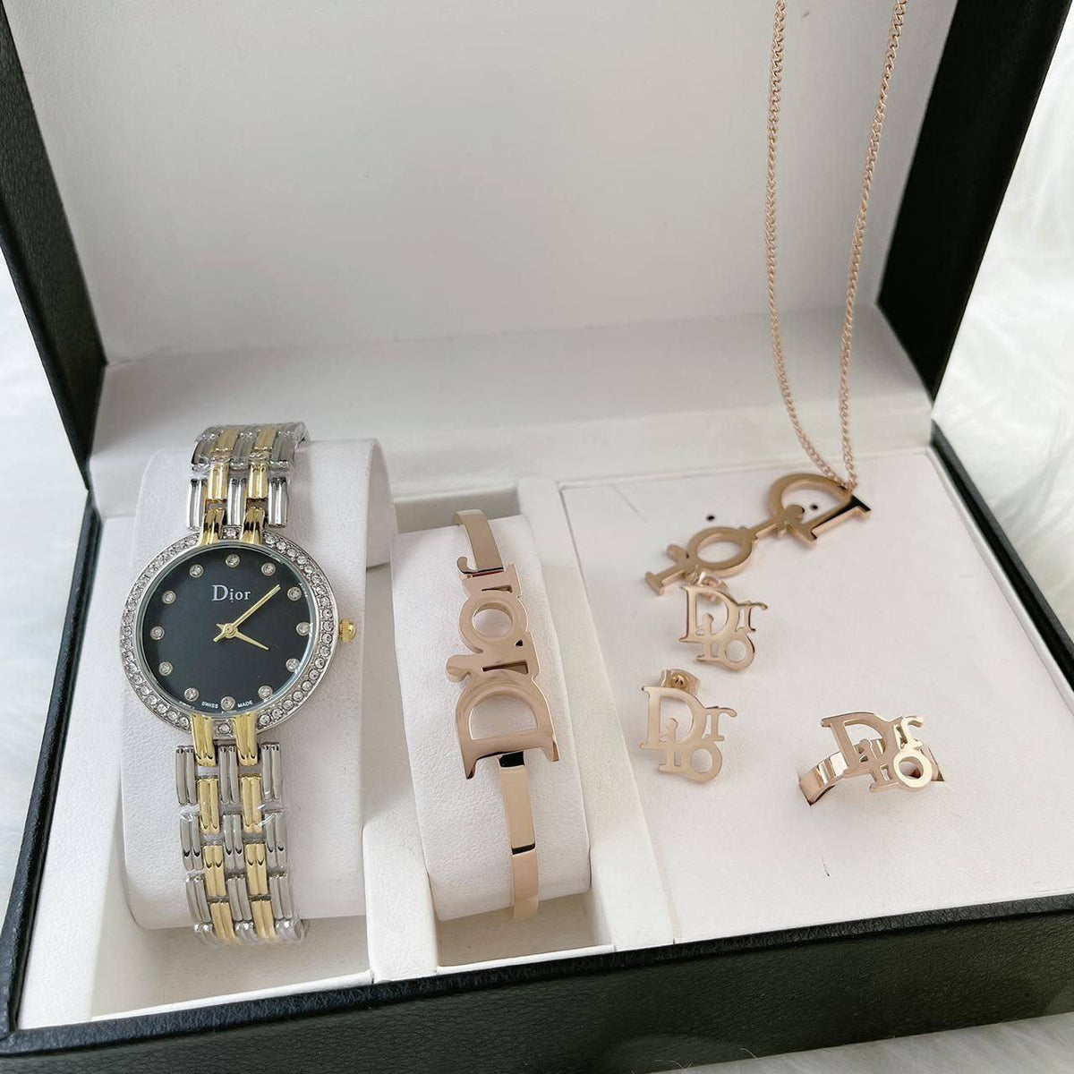 Watches boxes
Chanel
Dior
Gucci
LV

With box 
90 dhs🇦🇪🇦🇪

Zain45 
♥️♥️♥️