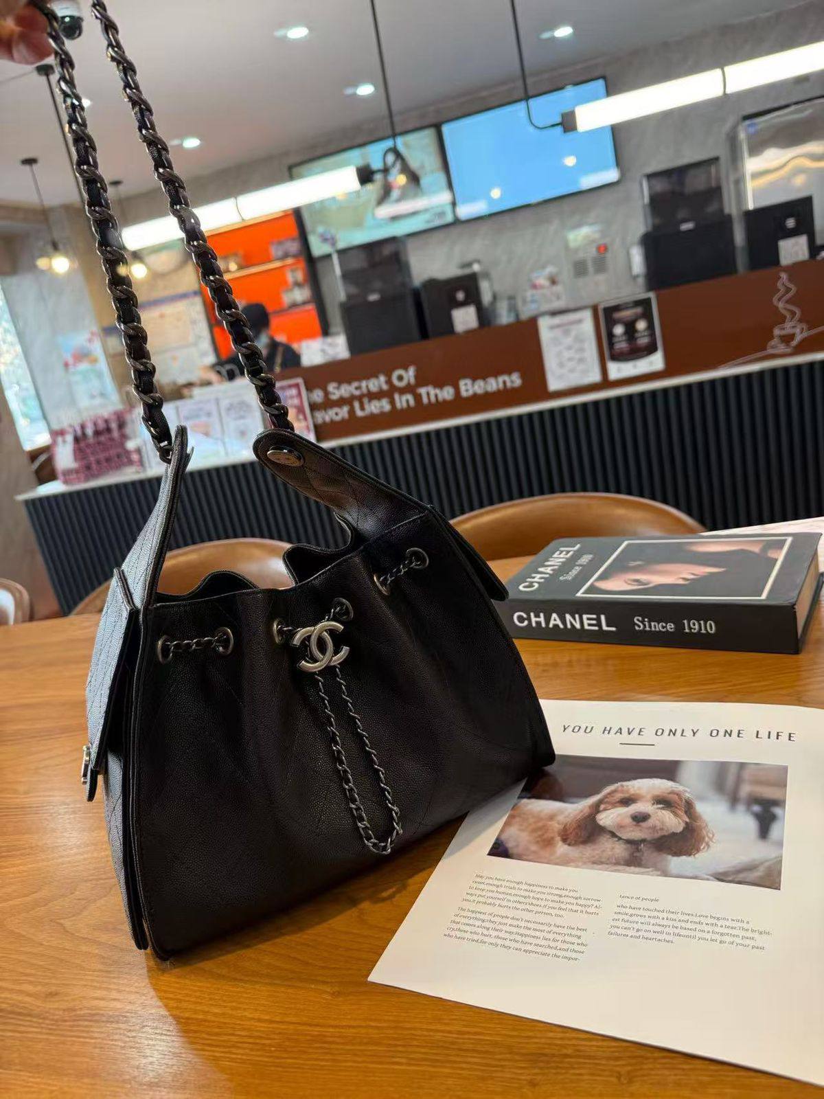 Chanel 
c25 silver logo 💕 
25cm 🥰 
380 dhs❣️

Zain228
♥️♥️♥️