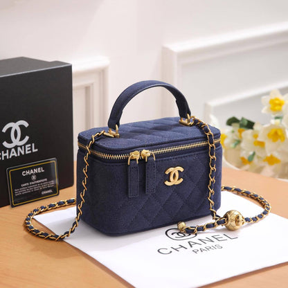 Chanel 

95 dhs💓

with box
🎁🎁🎁

size 18×9×11cm

Zain213
♥️♥️♥️