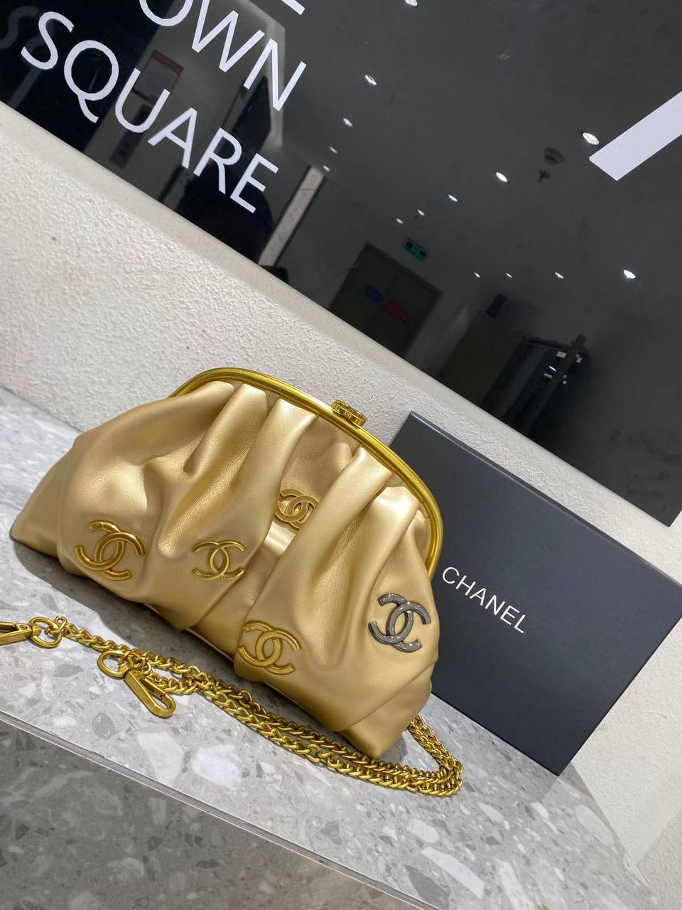 Chanel 

Best quality 

with box’s 
🎁🎁🎁

120 dhs✅
size 28 CM

Zain290
♥️♥️♥️