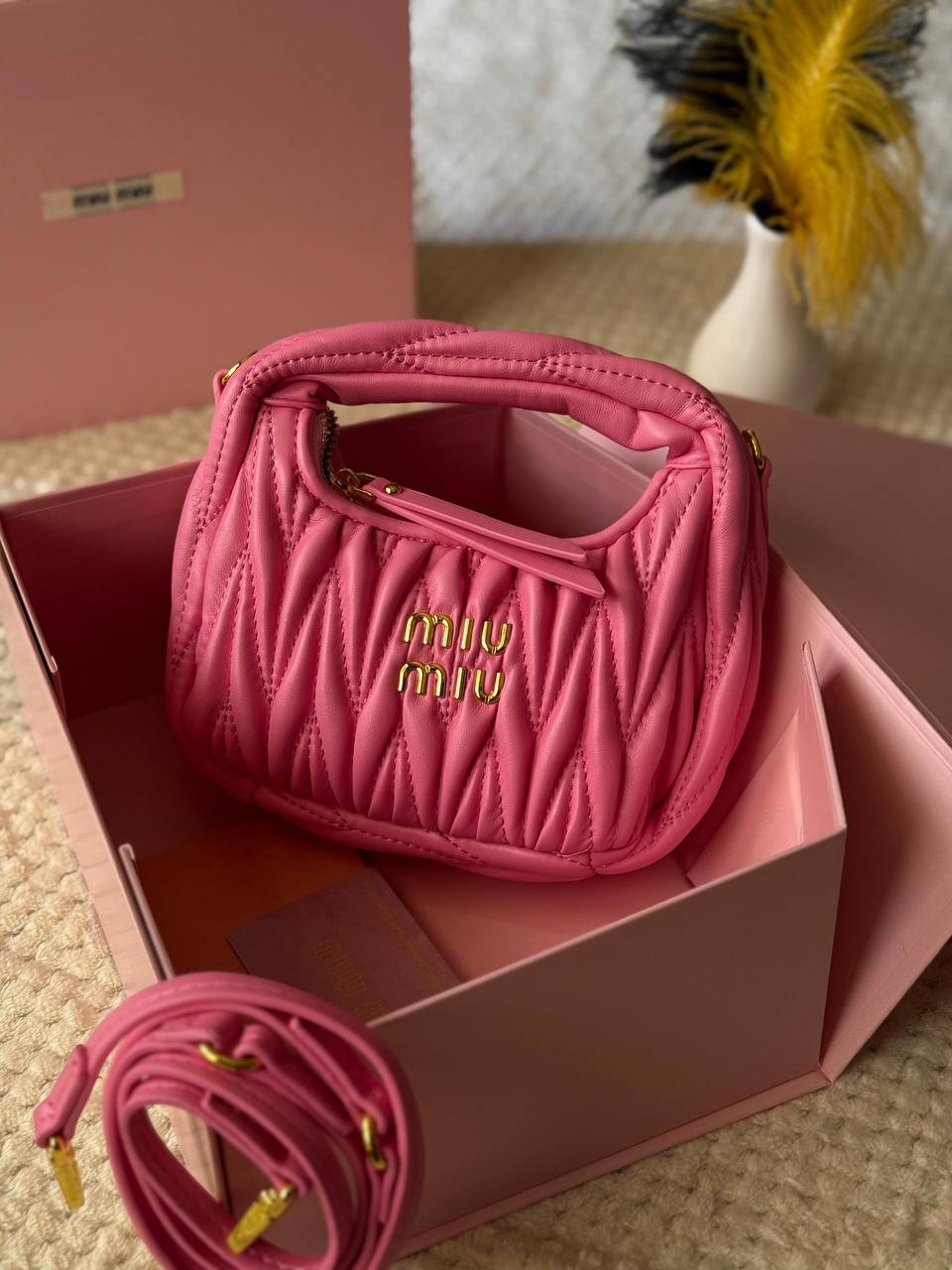 MIU MIU
18cm
280 dhs❤️
22cm
320 dhs❤️
Top quality 
With box🎁

Zain167
♥️♥️♥️