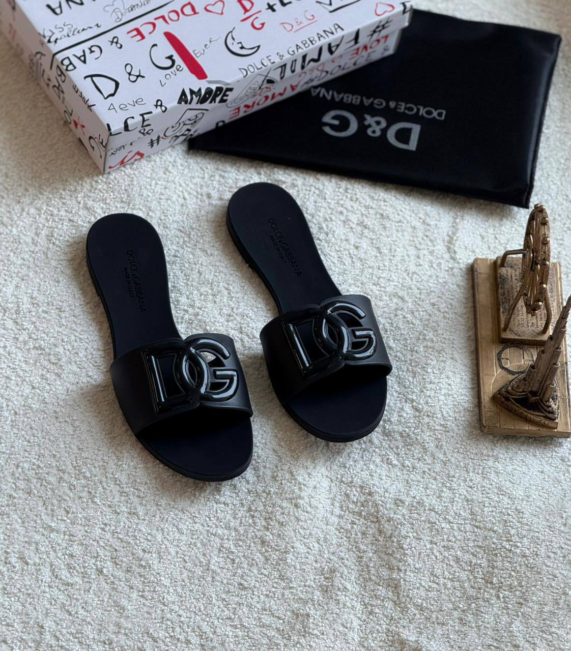 New. D&G slipper 

  Size  .  36.  to 41

75 dhs🇦🇪

Zain80

اطلبوه من الوتس المثبت في الأعلى👆🏻👆🏻

تواصلو معنا 👈🏻 Zain 
For order WhatsApp pinned 👆🏻

♥️♥️♥️