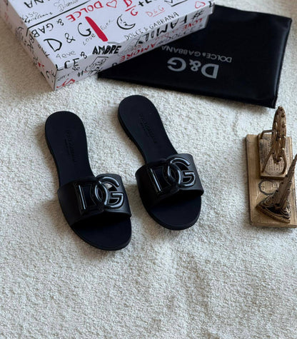 New. D&G slipper 

  Size  .  36.  to 41

75 dhs🇦🇪

Zain80

اطلبوه من الوتس المثبت في الأعلى👆🏻👆🏻

تواصلو معنا 👈🏻 Zain 
For order WhatsApp pinned 👆🏻

♥️♥️♥️