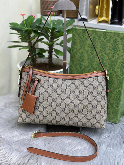 GUCCI
SIZE  ……… 30 CM 🥰
95 dhs👑

With BOX🌷
🎁🎁🎁

Zain244
♥️♥️♥️