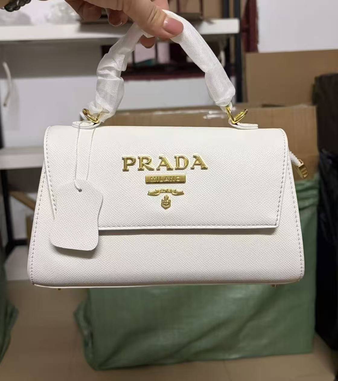Prada
High quality
With box 
110 dhs🇦🇪🇦🇪

Zain136
♥️♥️♥️