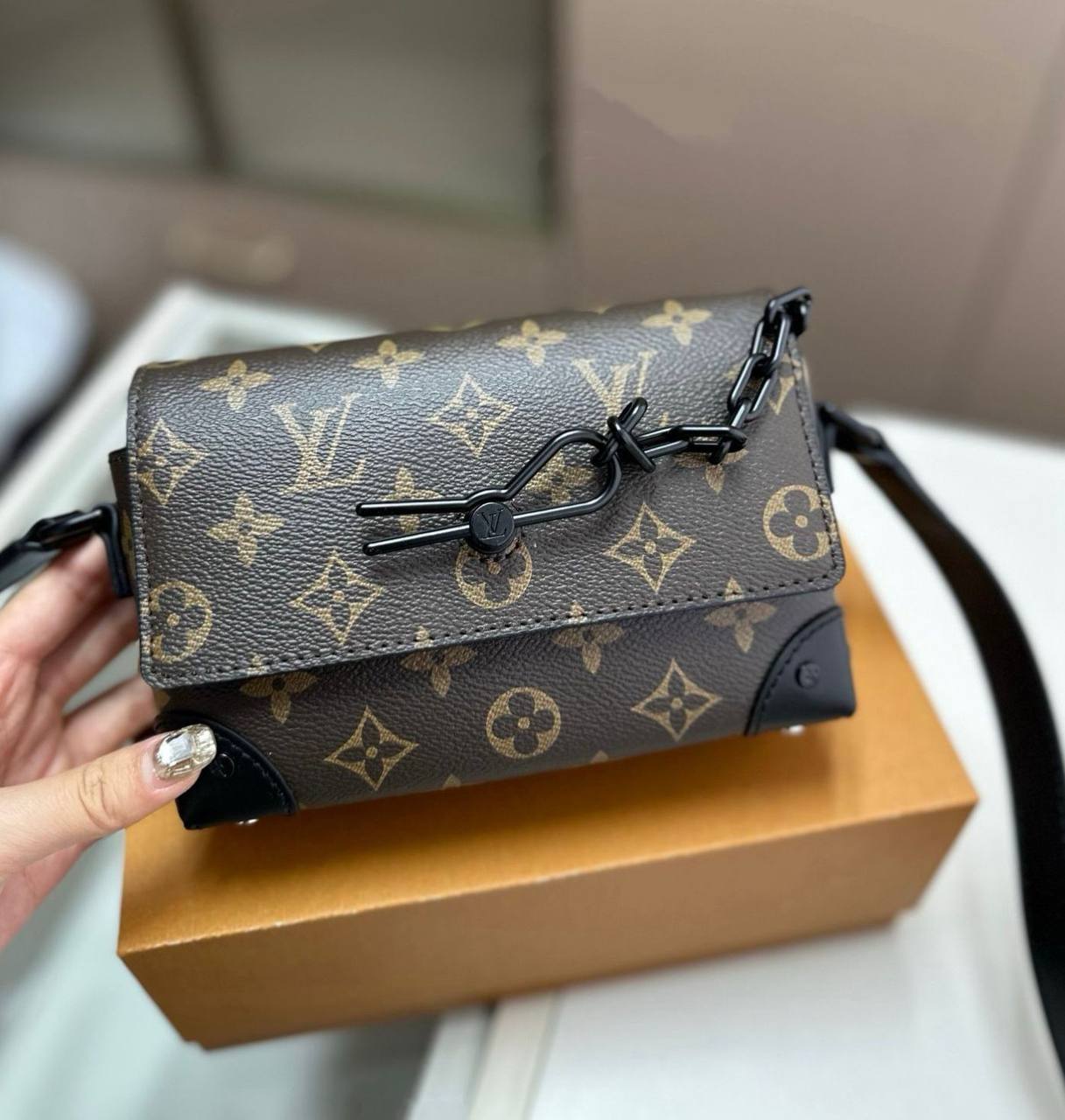 LV
 UNISEX GOOD QUALITY 
WITH BOX 
🎁🎁🎁

85 dhs✅

Zain295
♥️♥️♥️