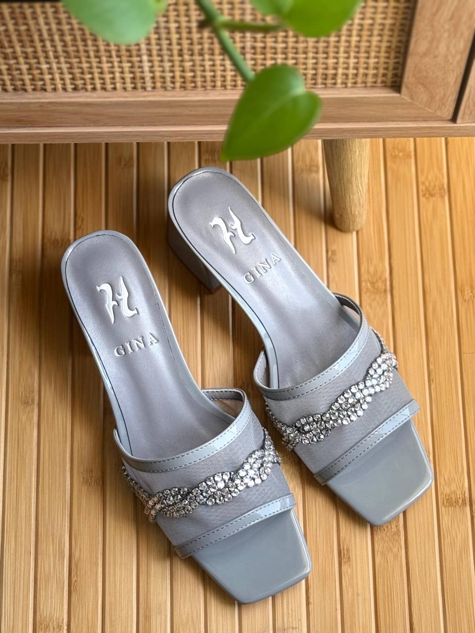 𝗚𝗶𝗻𝗮
𝗦𝗶𝘇𝗲 𝟯𝟲 𝘁𝗼𝗼 𝟰𝟭 
450 dhs🪙🌨️

Zain178
♥️♥️♥️