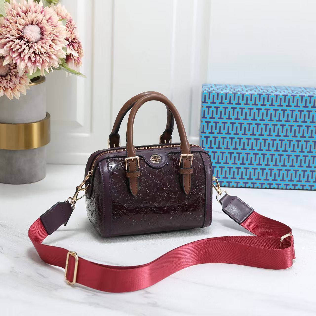 TORY BURCH 
GOOD QUALITY 
WITH BOX 
🎁🎁🎁

BIG SIZE 95 DHS✅
SMALL SIZE  90 DHS

Zain39
♥️♥️♥️