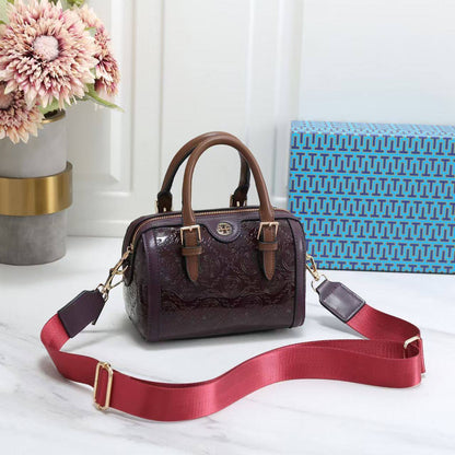 TORY BURCH 
GOOD QUALITY 
WITH BOX 
🎁🎁🎁

BIG SIZE 95 DHS✅
SMALL SIZE  90 DHS

Zain39
♥️♥️♥️