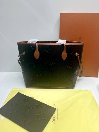 LV 
100 dhs✅
with box
size 43×6×28cm

Zain42
♥️♥️♥️