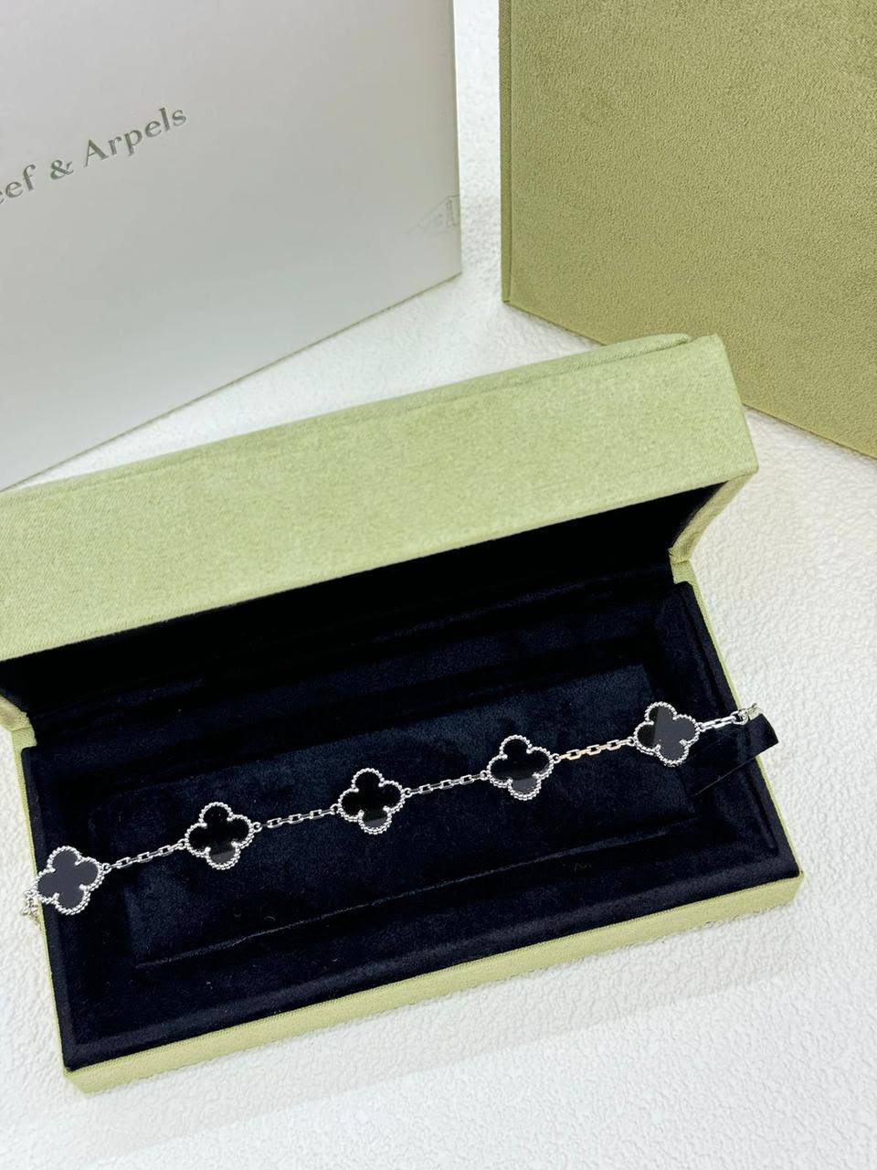 VCA 
Bracelet 🦋
Master quality 💯
With normal boxes 🗃️ 
75 dhs✅

With master box 📦 
120 dhs✅

Zain216
♥️♥️♥️