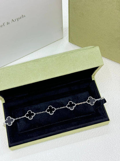 VCA 
Bracelet 🦋
Master quality 💯
With normal boxes 🗃️ 
75 dhs✅

With master box 📦 
120 dhs✅

Zain216
♥️♥️♥️