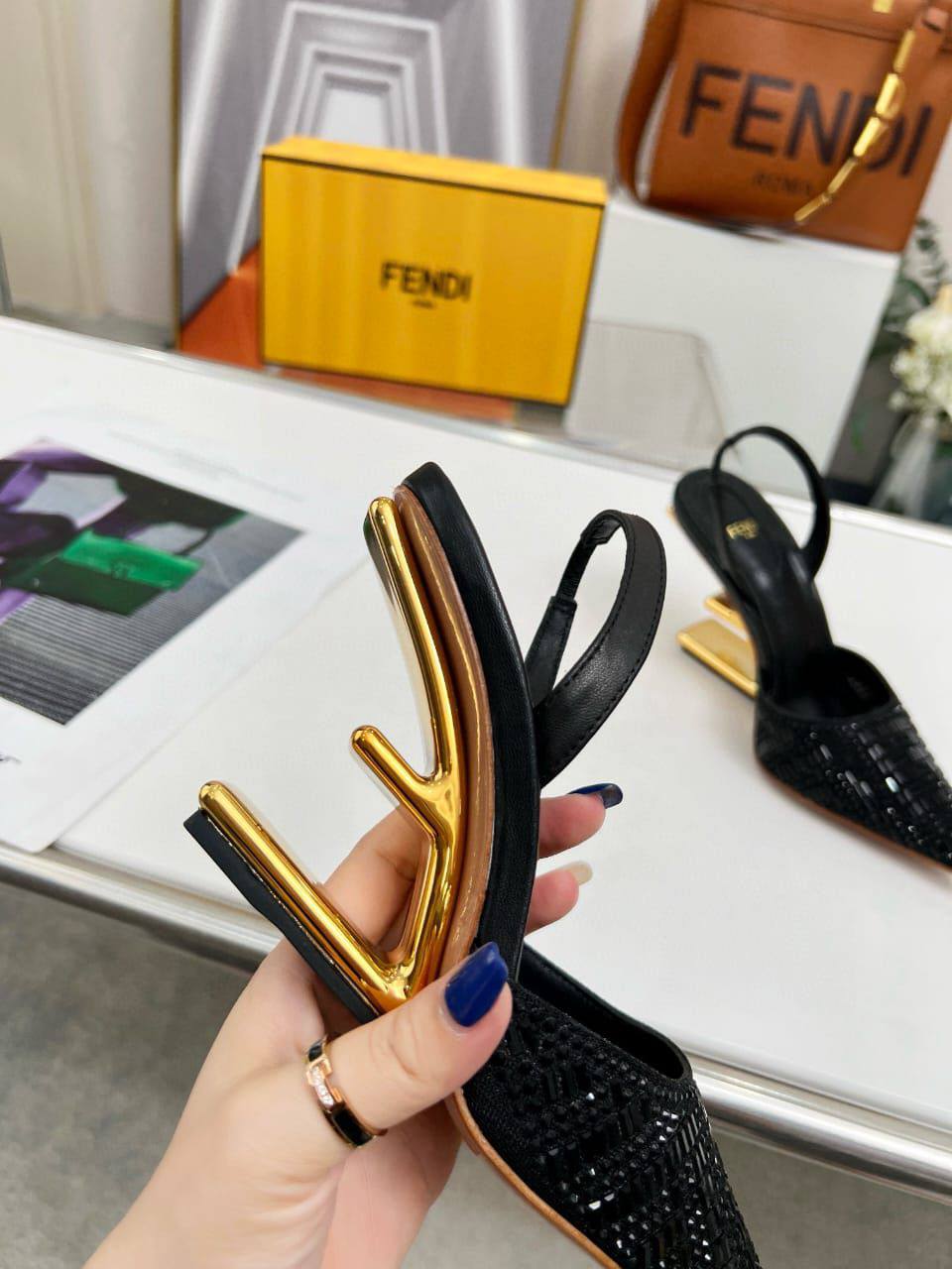 Fendi
High quality 
size 36-42 
140 dhs❣️

Zain132
♥️♥️♥️