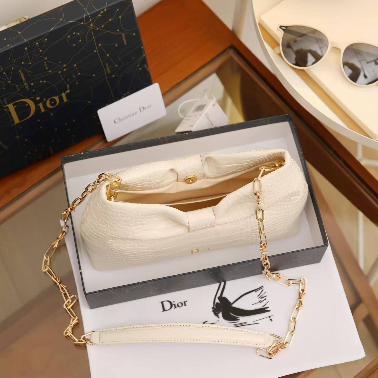 Dior

95 dhs✅

with box🎁🎁🎁

size 25x6x13 cm

Zain42
♥️♥️♥️